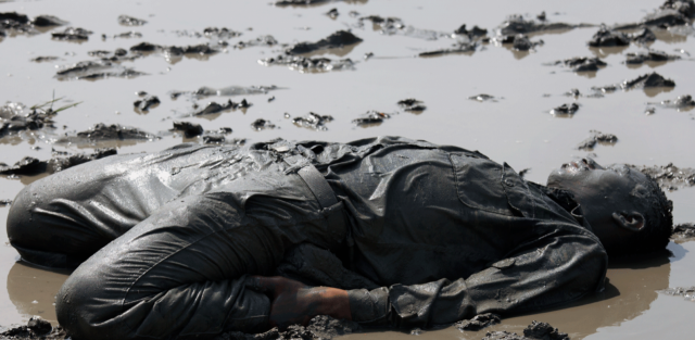 Crisis 11 kertoo 11 tarinaa eri puolilta maailmaa.