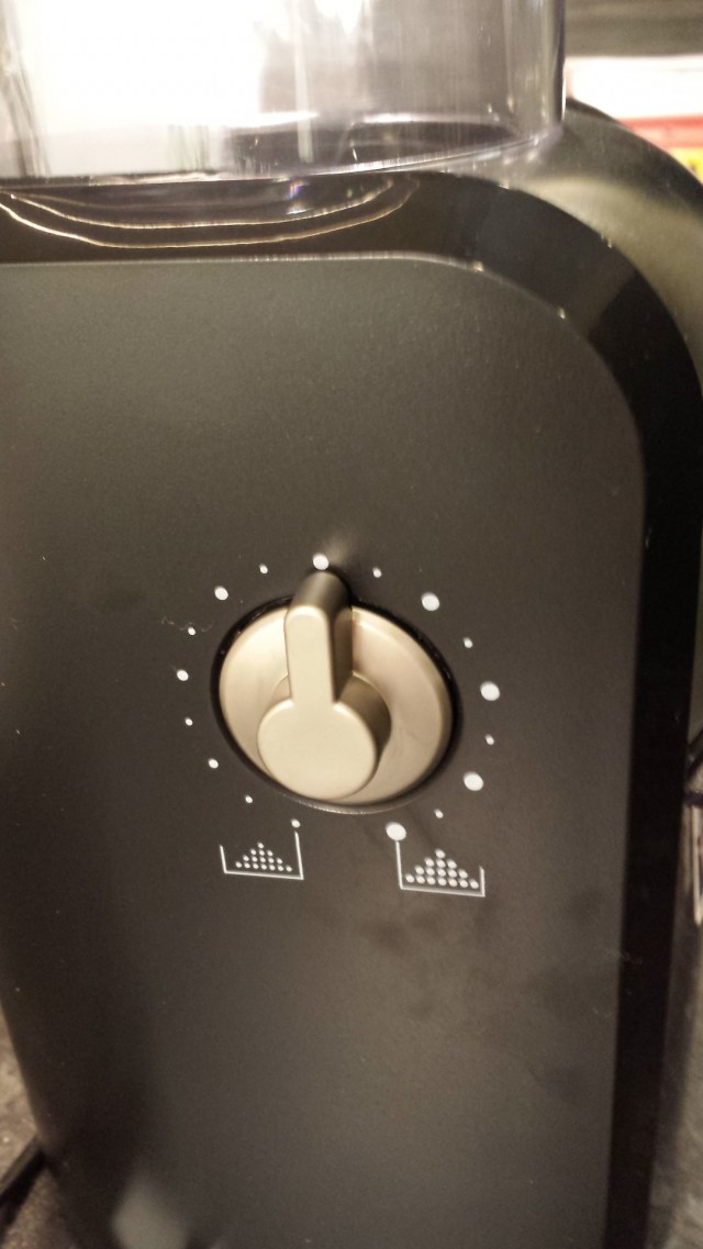 Kahvin jauhamisastetta voi säätää. Espressoa varten tehdään hienojakoista, suodatinkahvia varten puolikarkeaa, pannukahvia varten karkeinta. Säädän säätimen puoliasentoon suodatinkahvia varten.