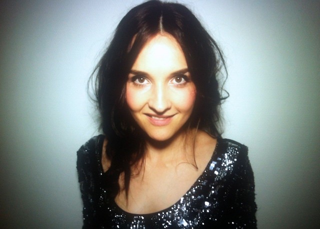 Iisa Pykäri julkaisi juuri oman esikoislevynsä.