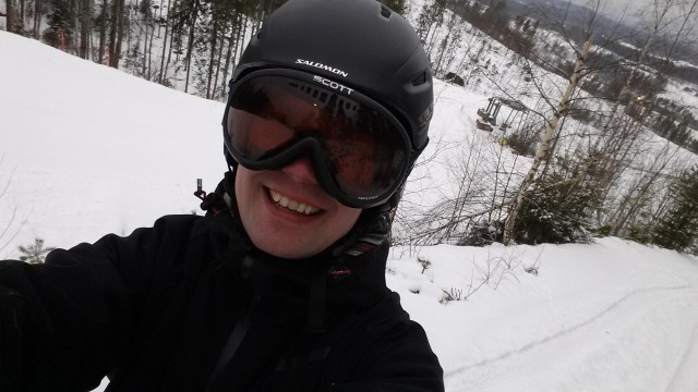 Idealisti katsoo maailmaansa aina omien silmälasiensa läpi. Kuvassa Ilkka O. Lavas Himoksella 2014 katsomassa maailmaa omien laskettelulasien läpi joiden värjäämänä maailma on hieman vaaleampunaisempi ja ihanampi.