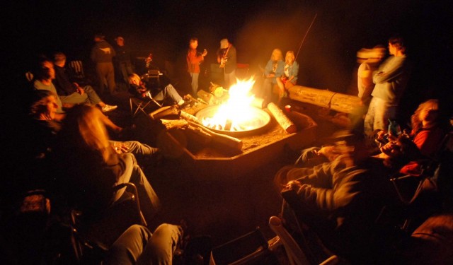 Median reaaliaikaisuudella ja kommentoitavuudella on merkitystä. Kuva leirinuotiolta, joka on reaaliaikainen interaktiivinen tapahtumamedia. Kuva Flickr / Rob Lee (CC by ND)