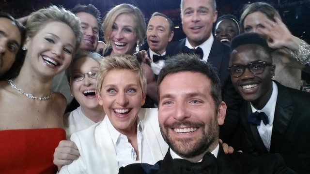 "If only Bradley's arm was longer. Best photo ever", Ellen twiittasi.