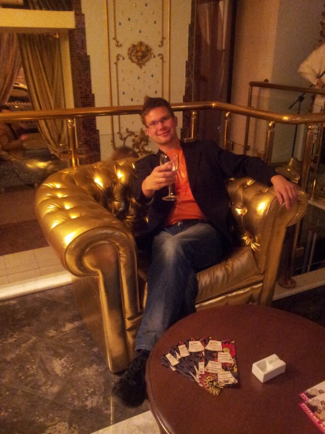 Ihan tavallinen ihminen tavallisessa ravintolassa. St. Petersburg. Yrittäjäreissulta.