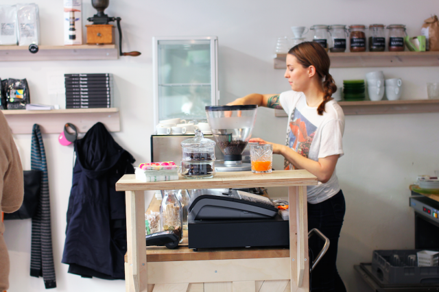 Tara Nyman työnsä äärellä Kuumassa.