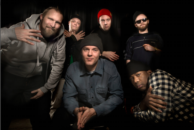 DJ Polarsoul (keskellä) saa Elephantastic All Starsissa räppäreistä rinnalleen Palefacen, Kosolan, Solosen, Tuuttimörön ja Graciaksen – yhdessä ja erikseen.