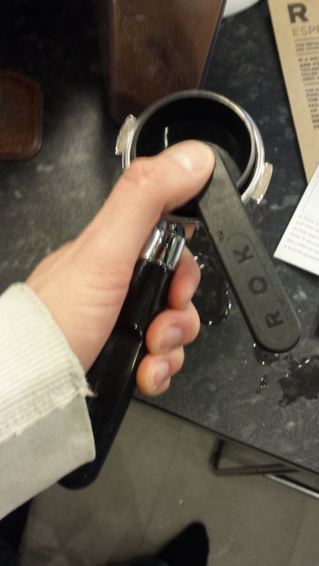 Taisi tulla liian vähän jauhettua kahvia, kun tämä uppoaa näin syvälle. Jos kahvi on liian laihaa, olen laittanut liian vähän jauhoja. Kokeilemalla oppii.