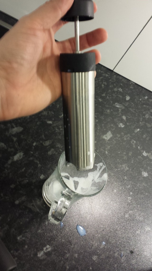 Lattea varten lämmitin maitoa. Vaahdotin sitä myös hieman laitteella, jota luulen maidonvaahdottimeksi. Ainakin se vaahtoutui hyvin.