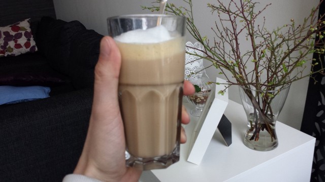 Elämäni toinen itse tekemäni latte onnistui täydellisesti. Ensimmäinen oli enemmänkin oppimiskokemus. Lue tarina mitä opin ensimmäistä latteani valmistaessani.