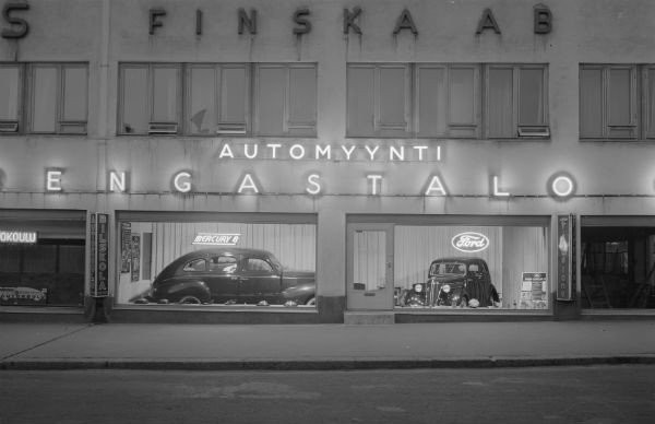 Tennispalatsi valmistui alun perin kaksikerroksiseksi Autopalatsiksi vuonna 1937. Vuoden 1939 toukokuussa Automyynti Rengastalo Oy:n näyteikkunat näyttivät tältä.