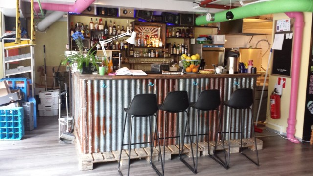 Sisustuksessa on käytetty kivasti vanhaa ja uutta