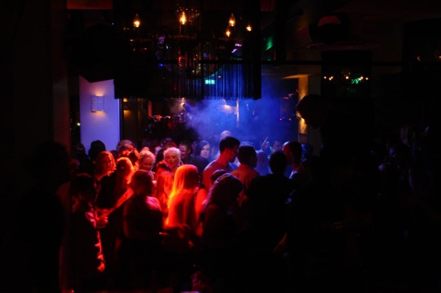 Lauantaisin Glorian tanssilattia on lähes aina täynnä.