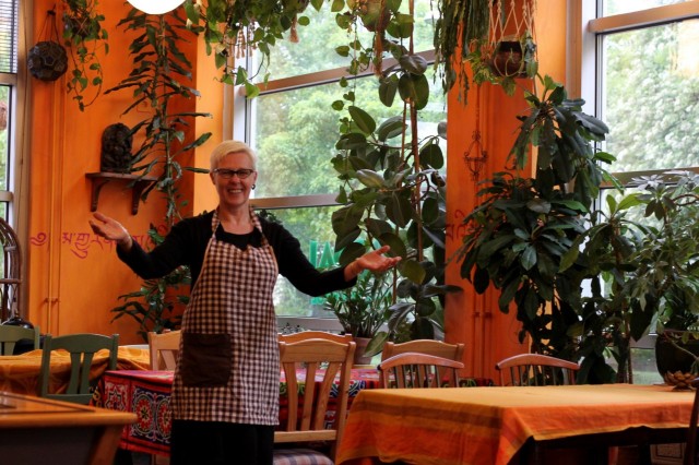 Tammelan Ravintola-Gopalin seinissä hehkuvat mausteiset värit. Omistaja Merja Nykänen kutsuu maistamaan tuhtia kasvisruokaa.