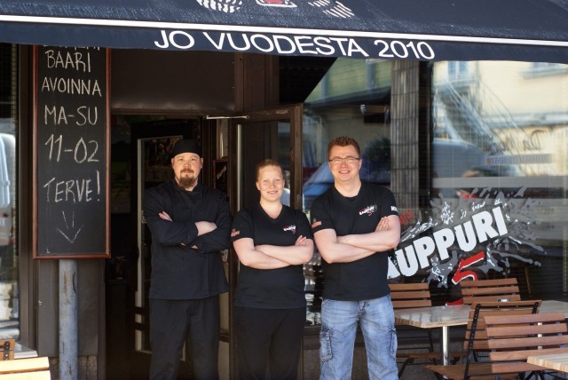 Aki Mursu (oik.) on ylpeä henkilökunnastaan. Myös Tuomas Pelkonen (vas.) ja Saara Pikkarainen (keskellä) ovat ylpeitä kauppurilaisia.