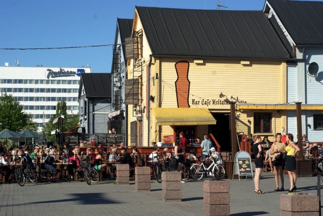 Aurinko hellii Keltaisen Aitan patiokansaa Oulun Torilla.