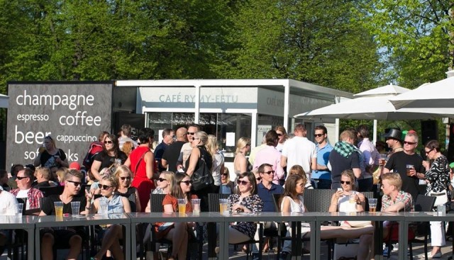 Rymy-Eetun terassi Cafe Rymy houkuttelee asiakkaita.