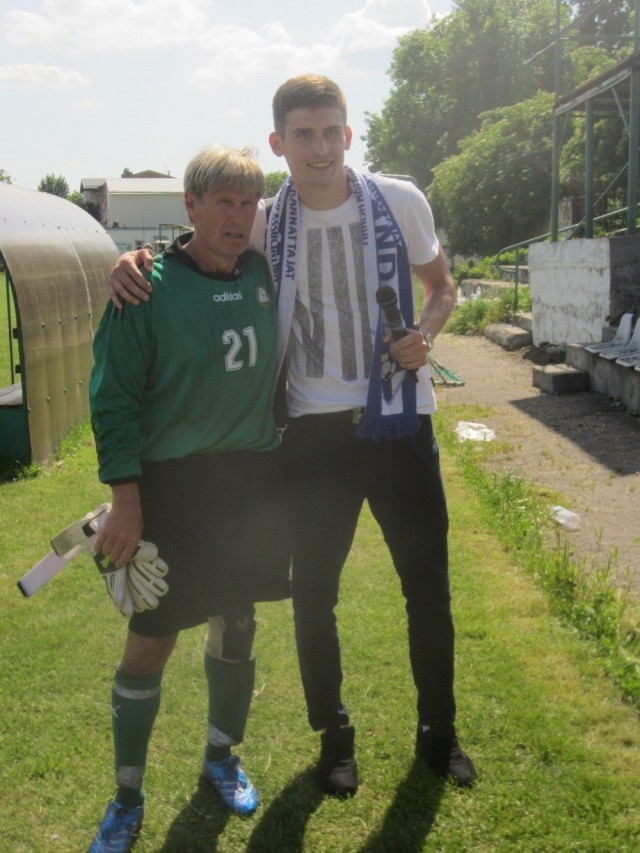 Ikinuorella maalivahti Olli Paavilaisella riitti ihailijoita. Myös ukrainalainen TV-toimittaja tahtoi yhteiskuvaan.