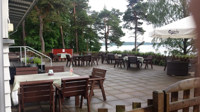 Terassilla voisi istua pidempäänkin. Keli oli hieman sateinen, mutta sade lakkasi pian. Illan päätteeksi nautimme jo auringonpaisteesta ja kesäyön valosta.