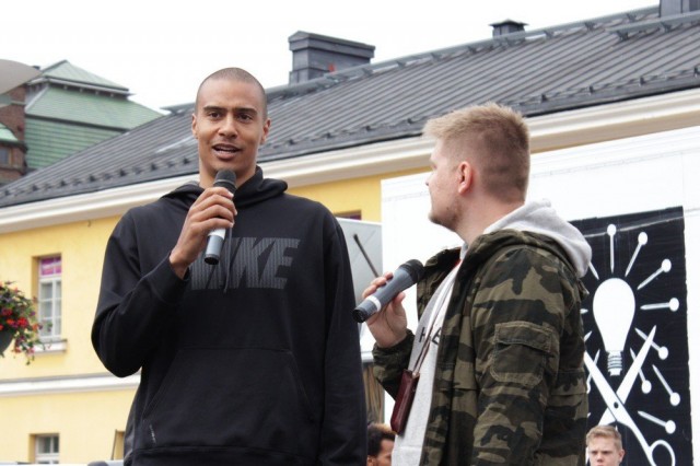 Shawn Huff haastattelussa.