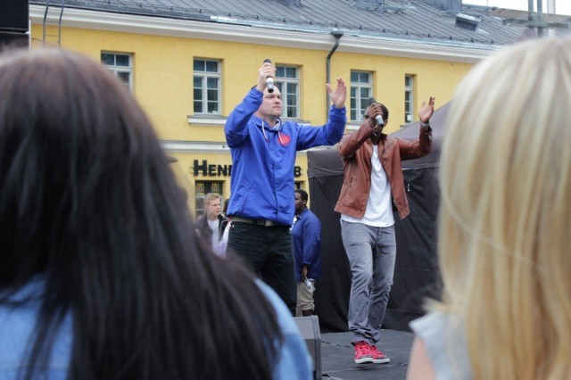 Jontte Valosaari heitti Narinkkatorilla parin biisin keikan.