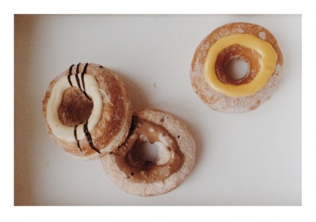 Vasemmalta oikealle: valkosuklaa-, hasselpähkinä- ja sitruunacroniz.