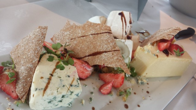 Kalastajatorppa tarjosi juustoja juustohiirille.