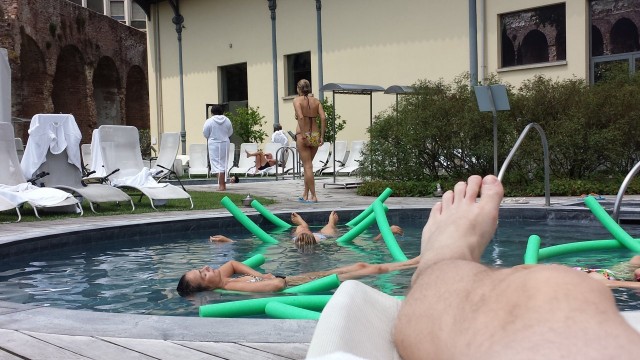 Aurinko paistoi ja vesi porealtaissa ja vedealaisen musiikin altaissa oli lämmintä.