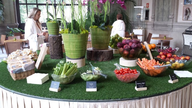 Buffetpöydästä löytyi kaikkea terveellistä. Selleriä en kyllä siltikään syönyt.