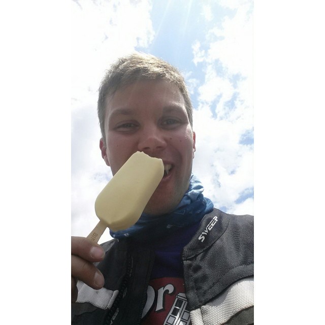 Teemana: syö jäätelö joka tauolla :)