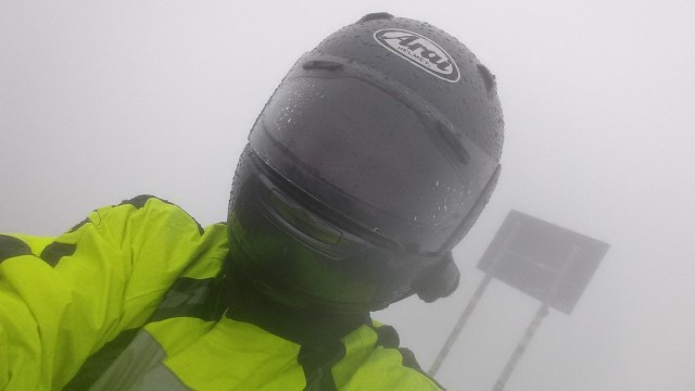 Olen Timmelsjochin huipulla 2.5km korkeudessa. Näpit jäässä ja näkyvyys nolla. On niin kylmä etten saa edes visiiriä auki.