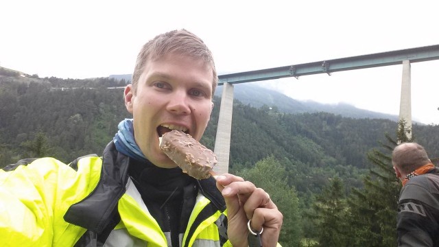 Täydelliseen päivään kuuluu ylämäkiä, alamäkiä, mutkia mutta myös jäätelöä maailman pisimpiin siltoihin lukeutuvan Europabrücken alapuolella.