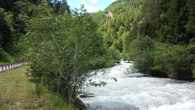 Ajoimme upeiden vuoristopurojen ohi.