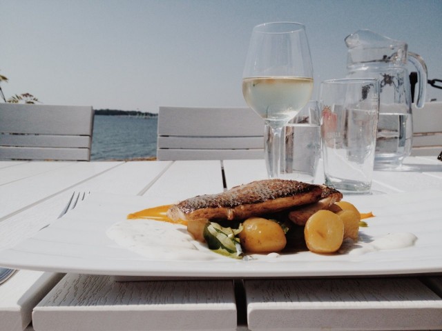 Pääruoka: paahdettua siikaa, lämmintä perunasalaattia ja tillikermaviilikastiketta.