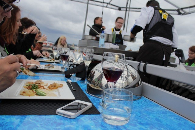 Viidessäkymmenessä metrissä killuvalla ruokapöydällä kannattaisi kyllä pitää puhelimesta kiinni.