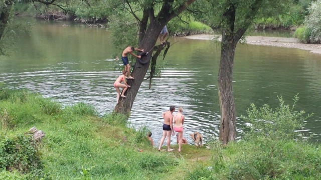 Elämä jatkuu. Auschwitzin ulkopuolella on kiva joki, jossa voi käydä pulahtamassa.