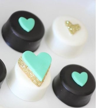 Värillä ei väliä, kunhan muoto on kohdillaan. :)