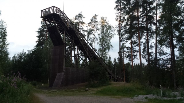 Vierumäellä on kiva aavemainen hyppytorni, josta on hyvät näköalat.