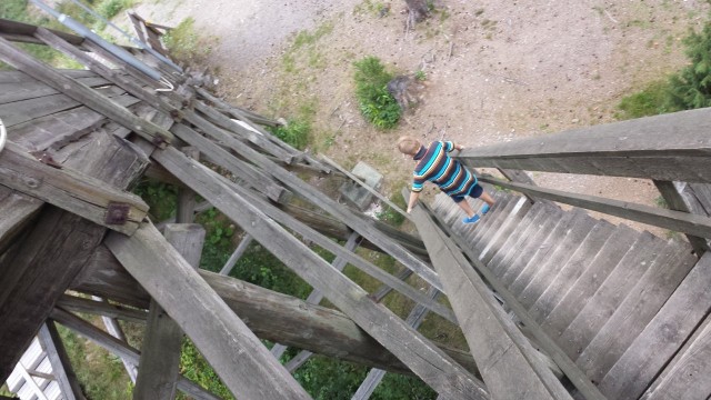 Vierumäen hyppytorni on hieman vaarallisen oloinen, eli juuri sopiva lasten kanssa seikkailuihin.