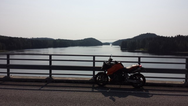 Sillalla KTM 990 SuperDuke. Kalkkinen.