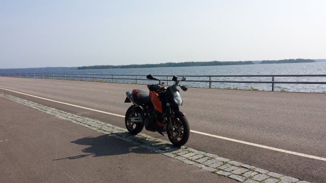 Pulkkilanharjulla tie menee melkein veden pinnassa. Upea paikka!