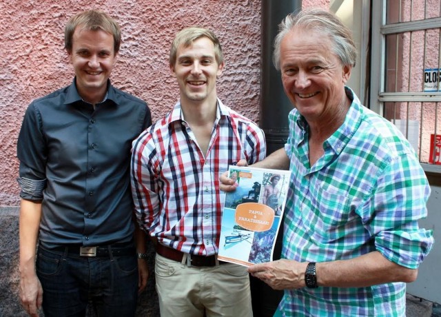 Kompassin perustajat Anton Nieminen ja Otto Salonen sekä legendaarinen matkamies Folke West.