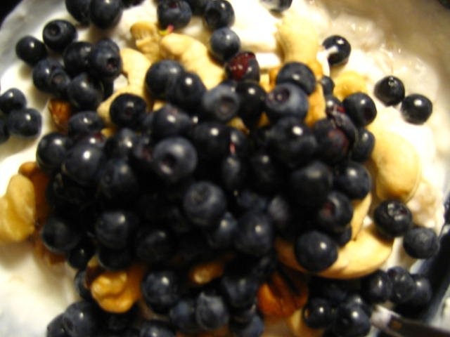 Rahkaa, banaania, mustikoita ja pähkinäsekoitus