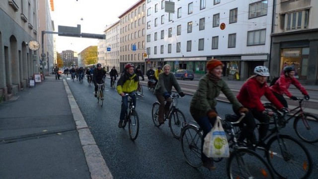 Pyöräilijät joutuvat toistaiseksi ajamaan Hämeentiellä autokaistaa pitkin.