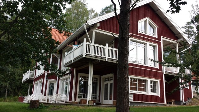 Vuokrasimme polttareihin 350m2 kokoisen mökin. Hinta-laatusuhde pisti pohtimaan, onko oman kesämökin hankinnassa mitään järkeä.