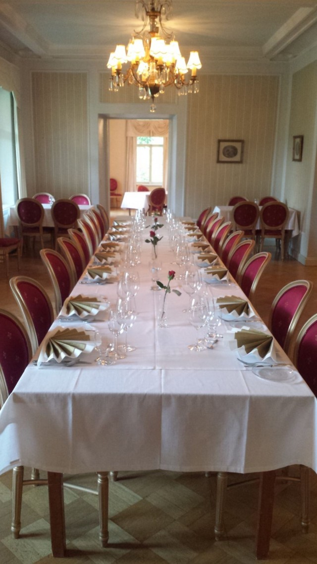 Tämä oli yksi lukuisista ruokailutiloista. Syömään mahtuu isompikin kööri.