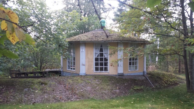 Huvimaja Karhulan hovin pihalla.