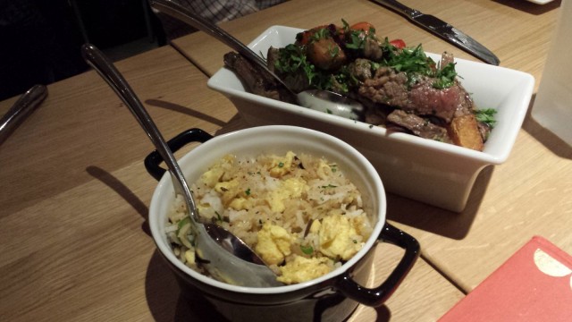 Lomo Saltado. Paistettua härän ulkofileetä, tomaattia, sipulia, perunaa, soijakastiketta, tuoreita yrttejä.