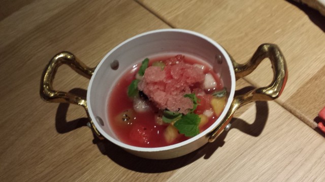 Fresco. Marinoitua hedelmäsalaattia, maustettua sangriaa, vesimeloni-granitaa.