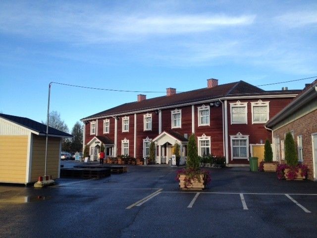 Keskisen sisäänkäynti ei näytä Suomen suurimman kyläkaupan ovelta.