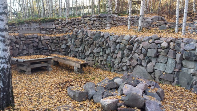 Ilmalassa on harmaista kivistä tehty linna. Kivilinna.