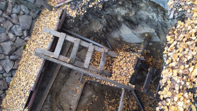 Talossa oli ennen tuhopolttoa ollut kellari, sänky, pöytä ja penkit.